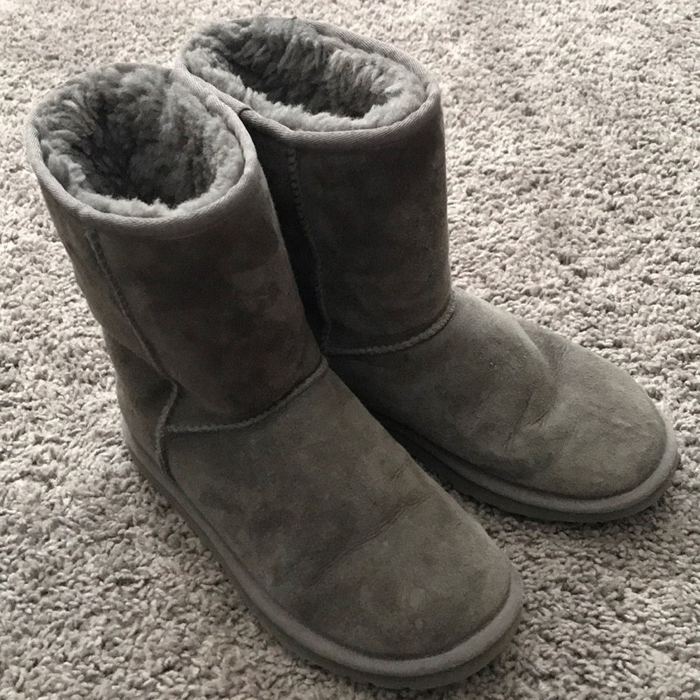 Grey shirt Uggs